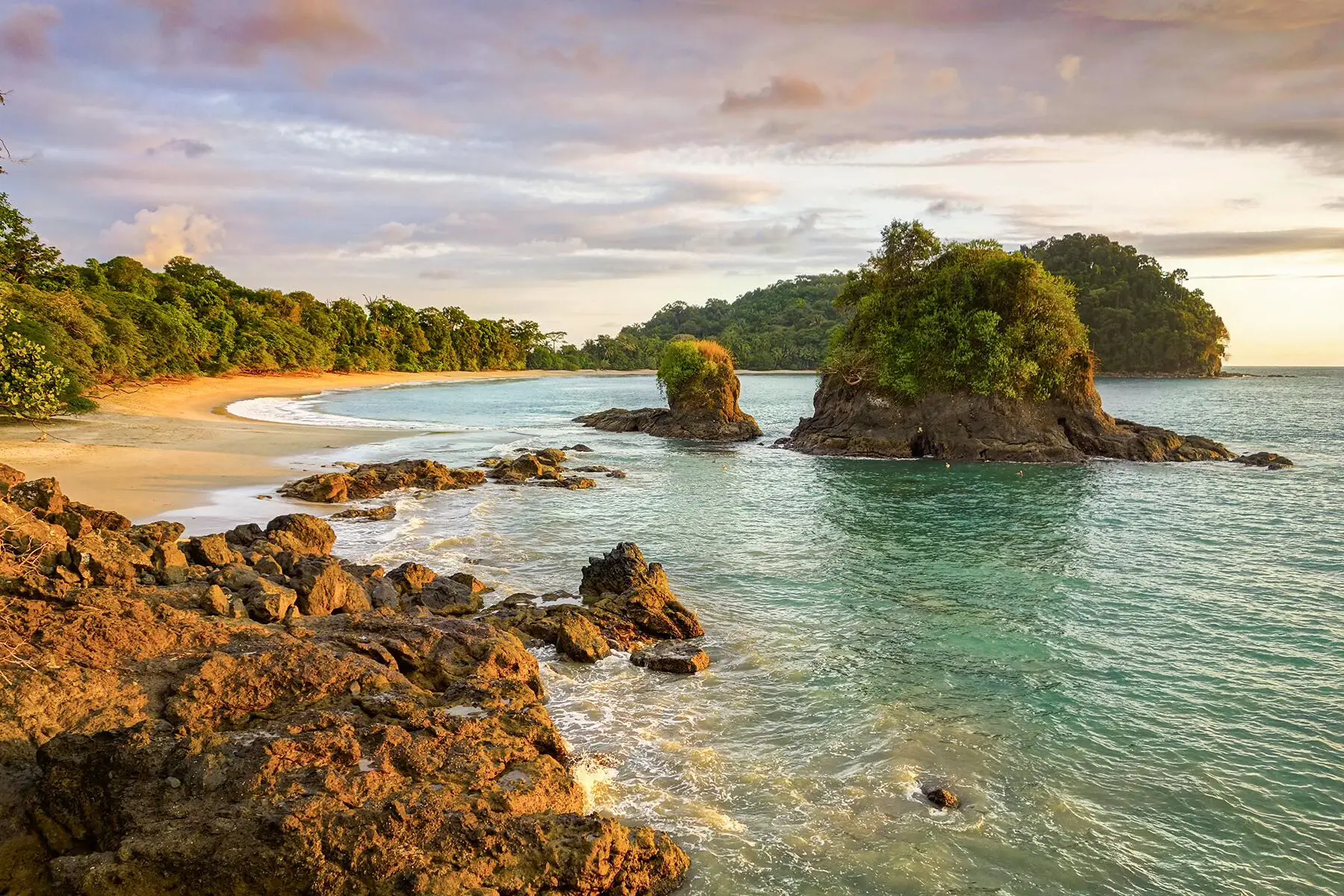 05_BestBeachesInCostaRica__ManuelAntonio_iStock-1135592812