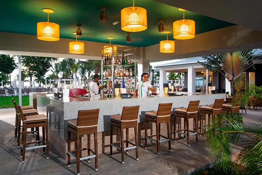 bar-plaza-riu-tropical-bay