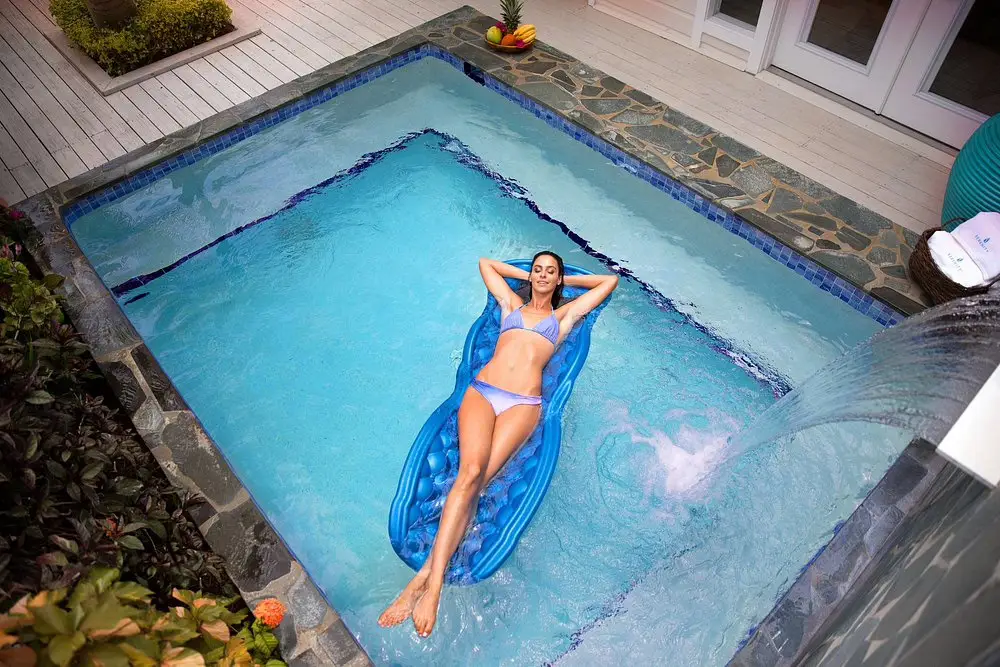 enjoying-plunge-pool