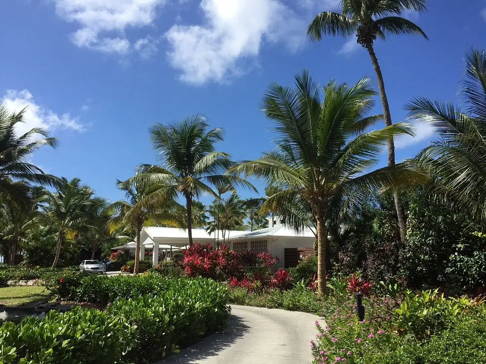 entrance-to-hotel