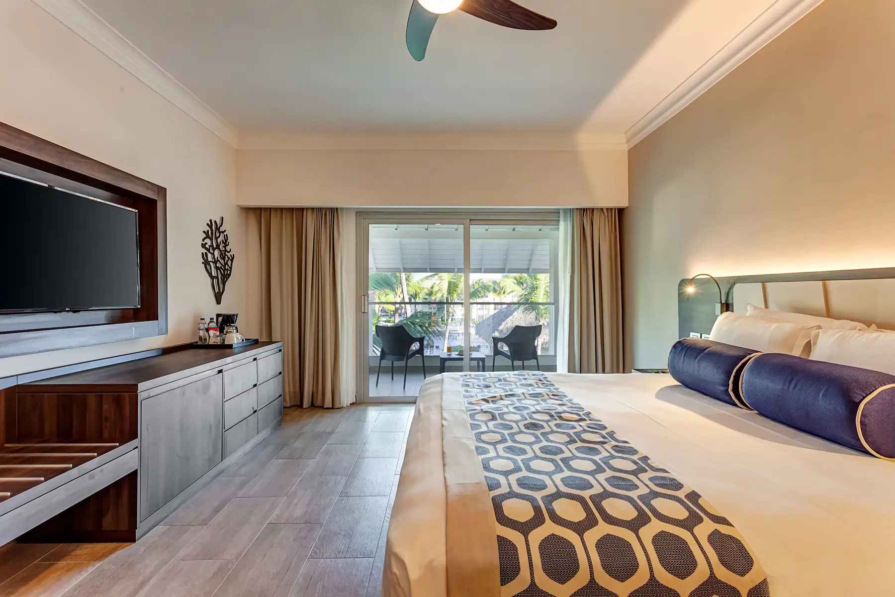 grand_memories_splash_presidential_jacuzzi_one_bedroom_suite_diamond_club-15-6258636acd363