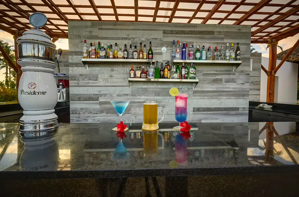 royalton_pc_hideaway_beach_bar_lr017-62575f7ee3410