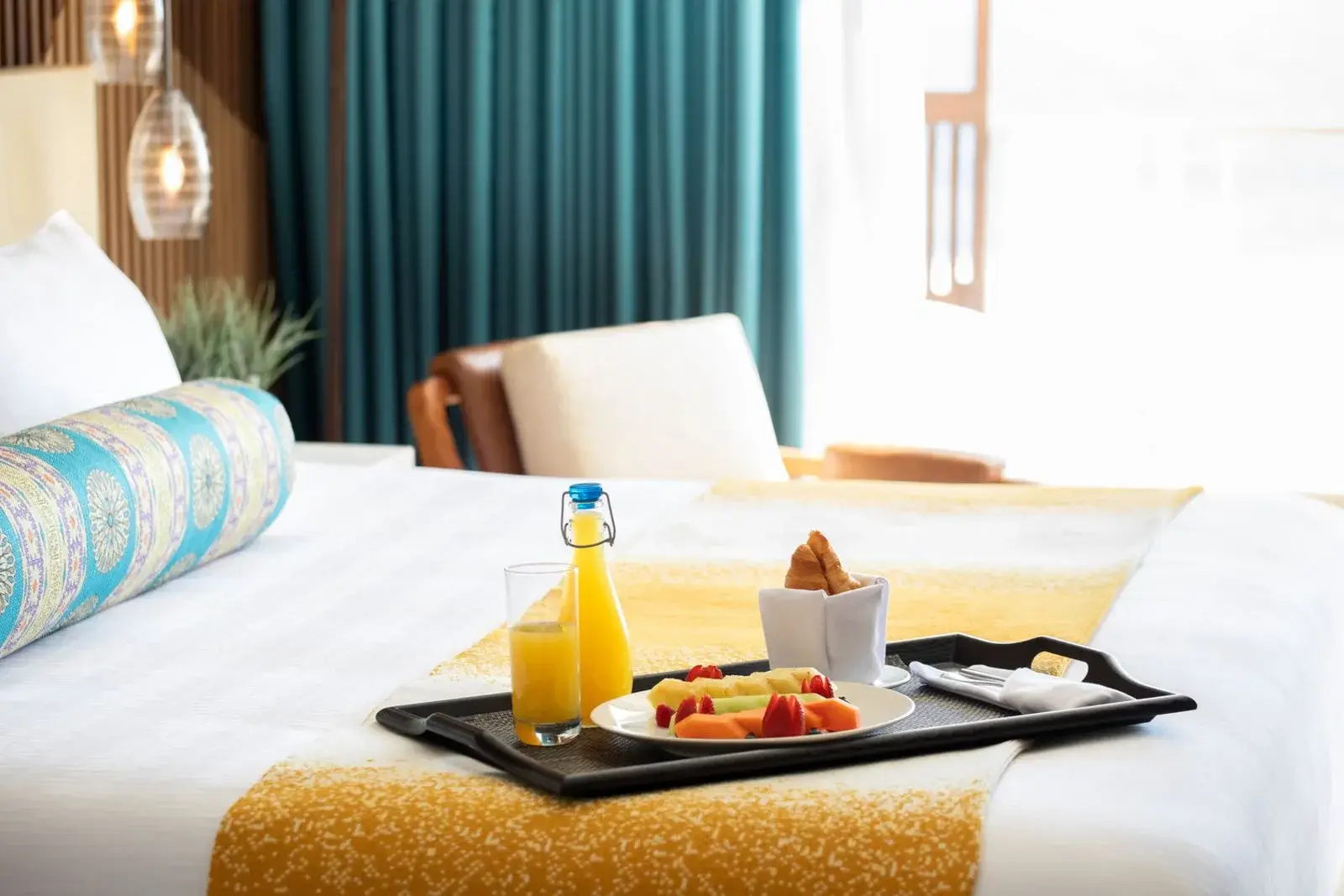 HRHLC_CLOSE_UP_BREAKFAST_IN_BED