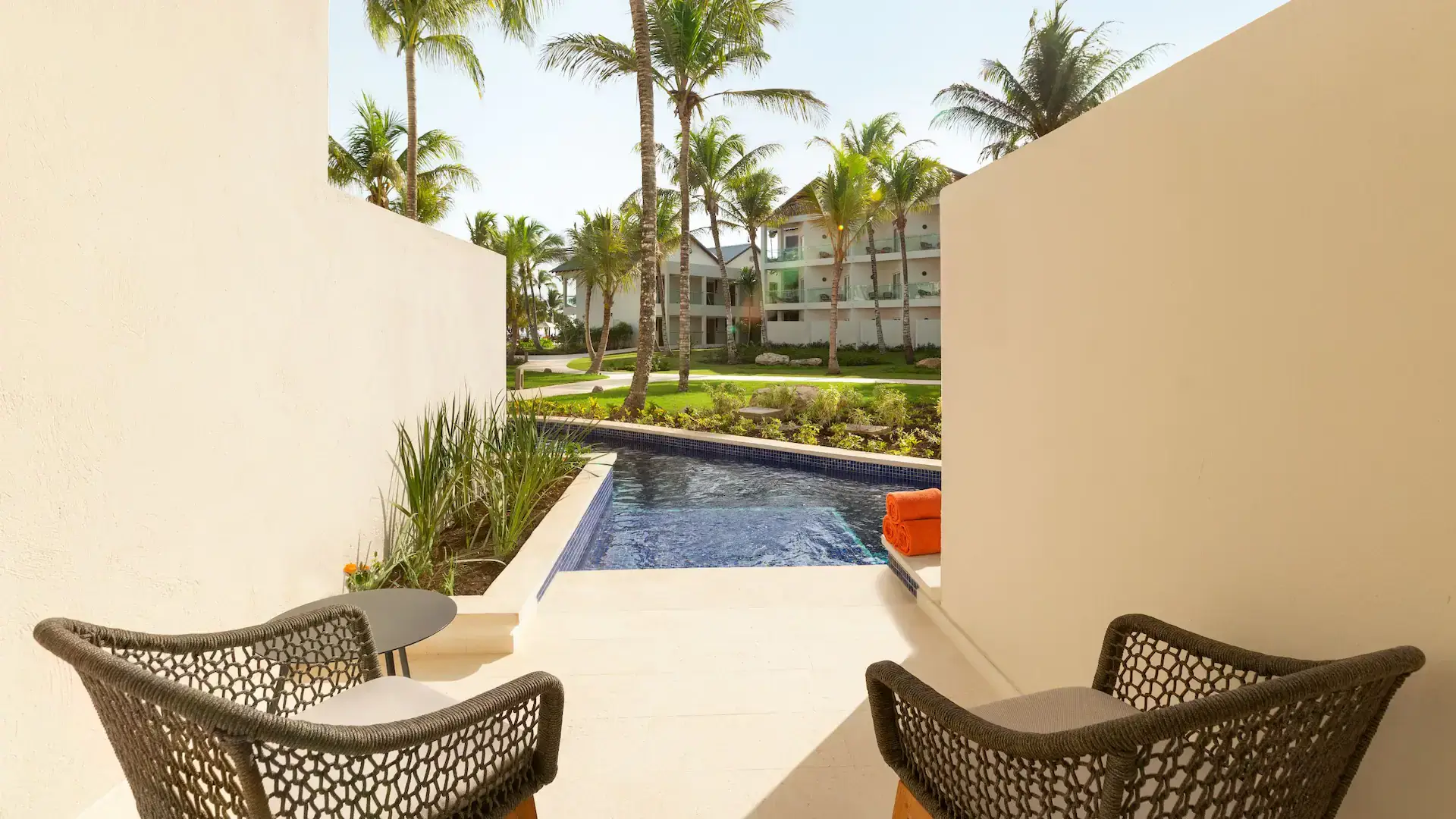 SECLR-P0064-Swim-Out-Garden-View-King-Balcony.16x9