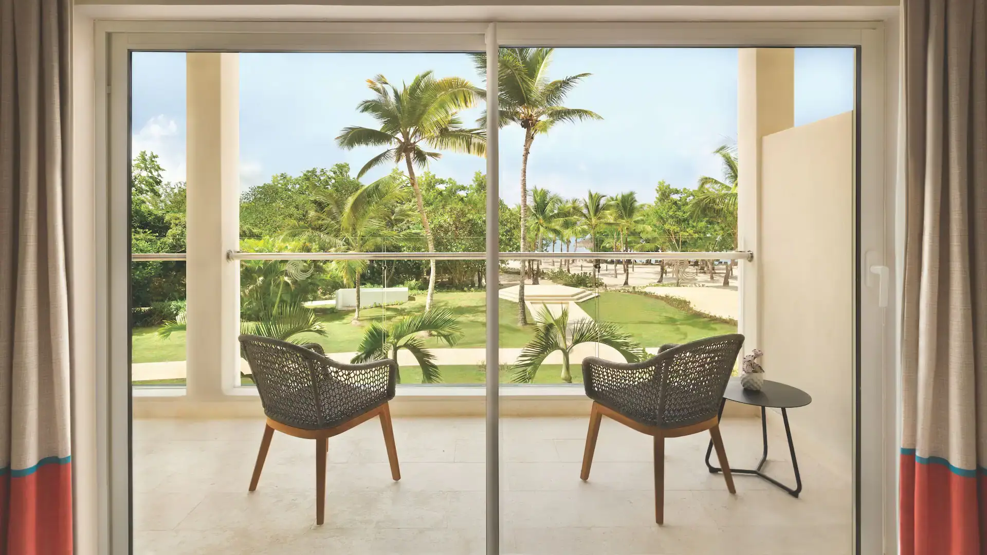 SECLR-P0067-Suite-Garden-View-King-Balcony.16x9