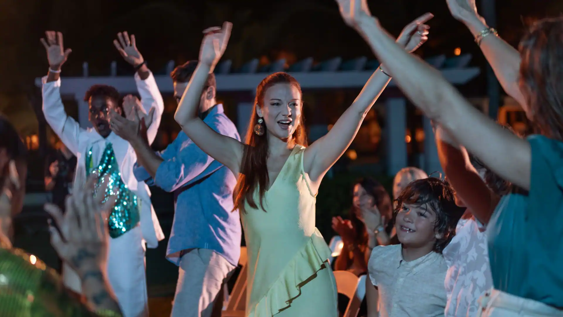 DRELR-P0007-Family-Dancing-Show.16x9