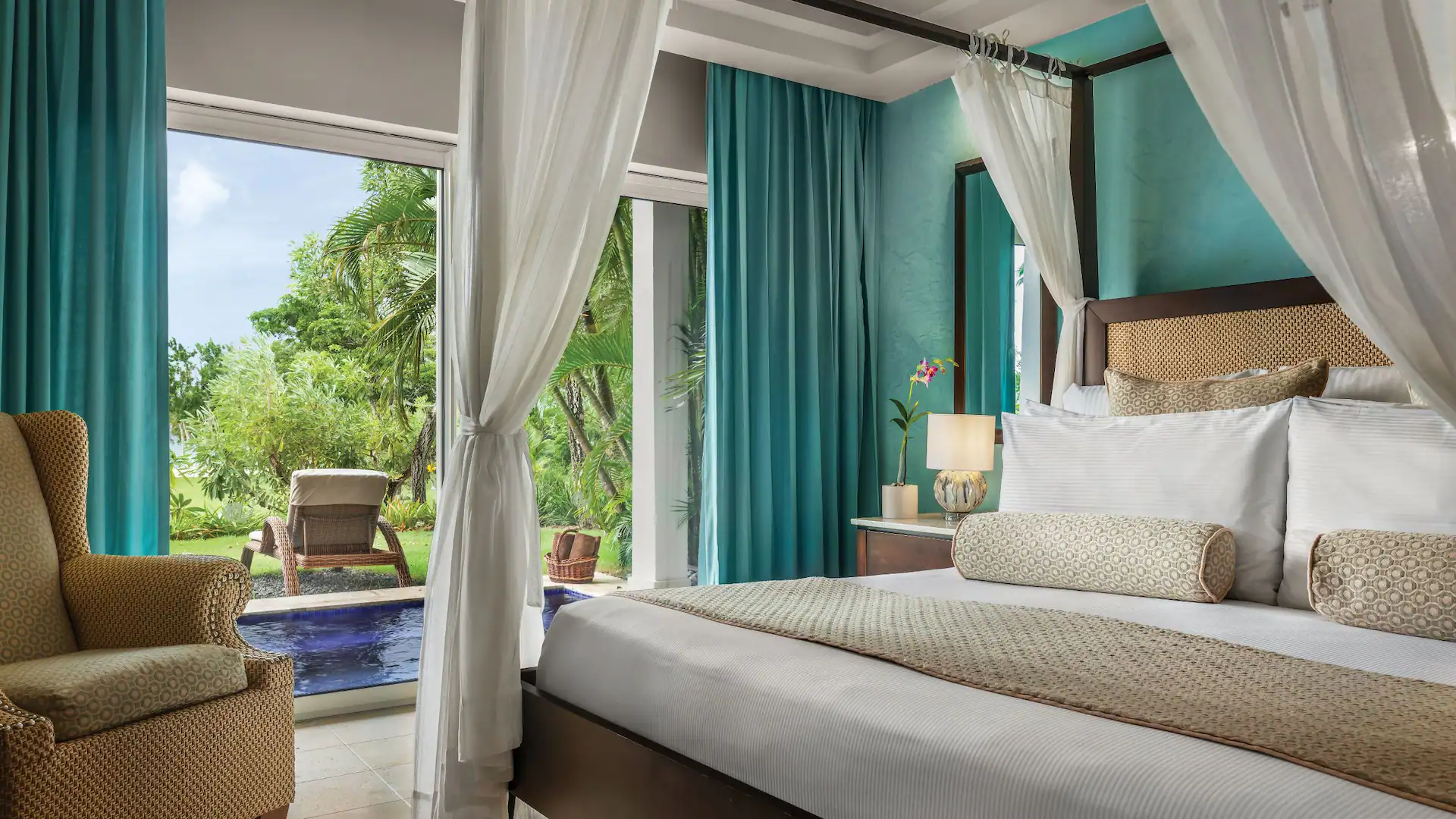 DRELR-P0016-Master-Suite-Ocean-Front-View.16x9