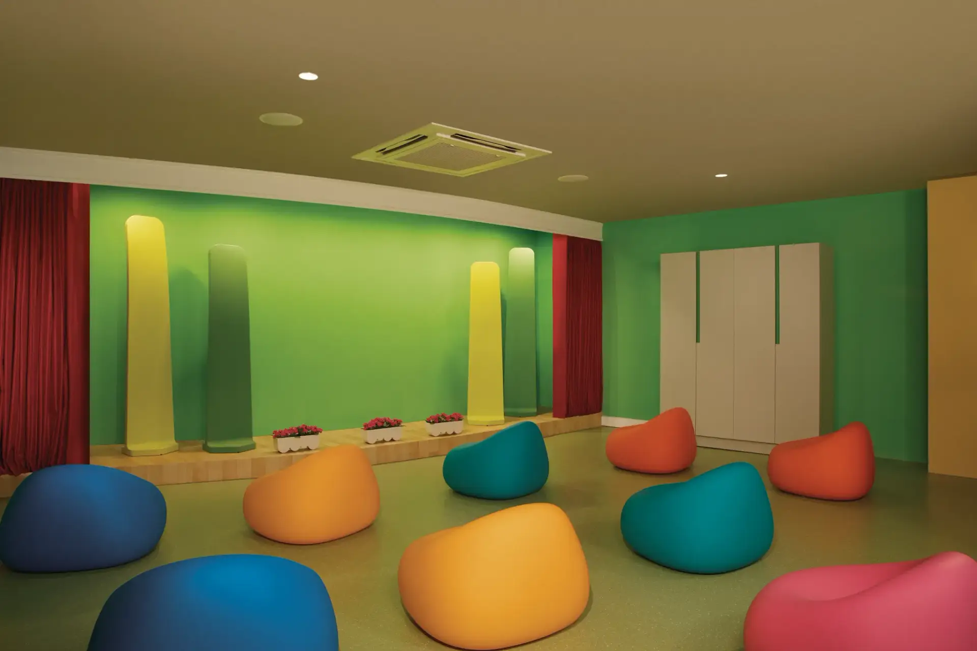 DREDL-EC-ExplorersClub-Theater-1A-CB