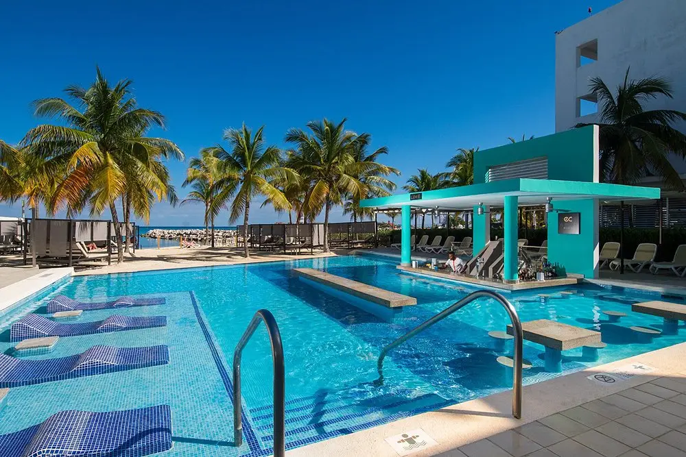 elite-club-by-riu-pool
