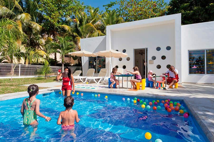 childre-pool-riu-palace-mexico