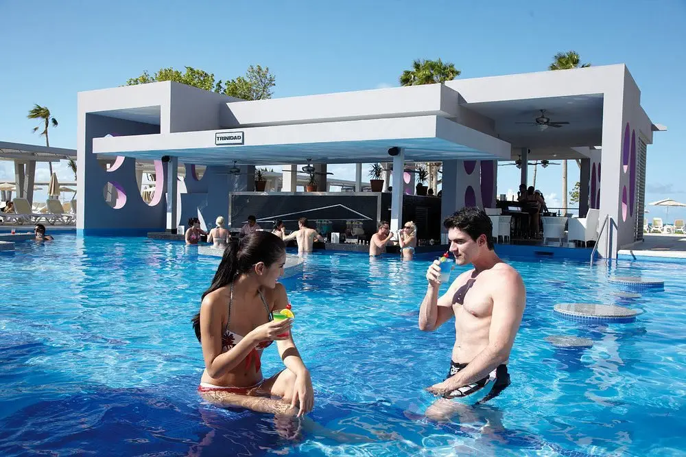 swim-up-bar