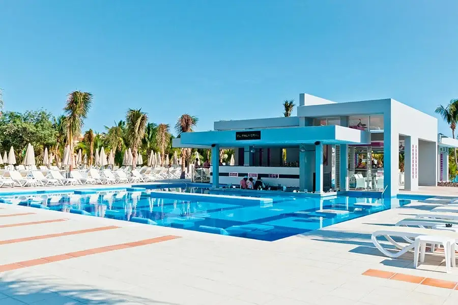 swimup-bar-riu-palace-mexico