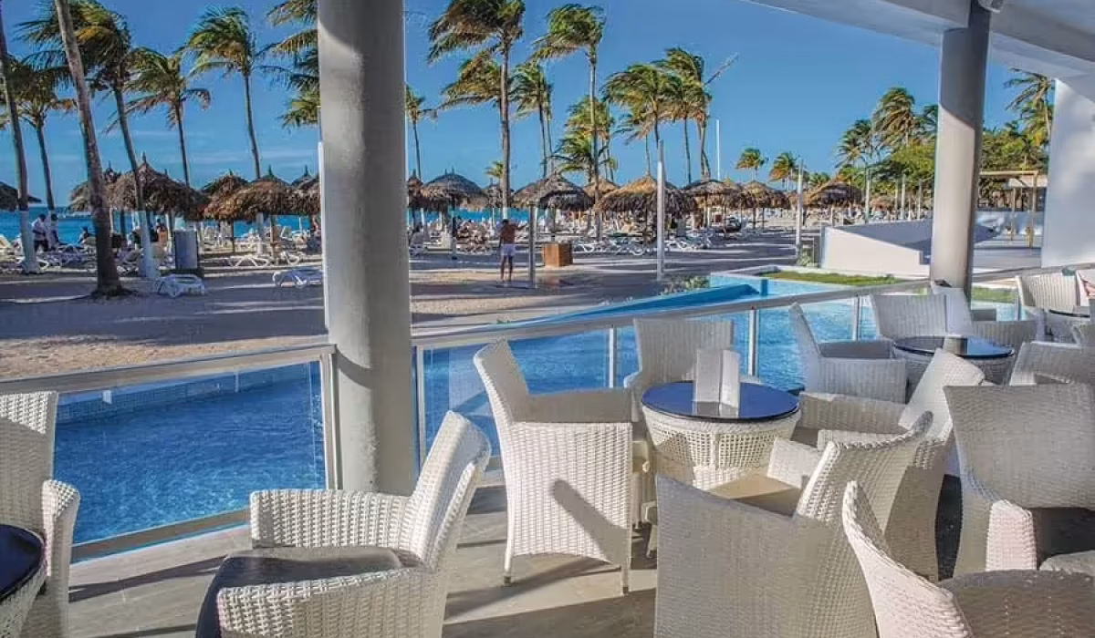 bar-pool-riu-antillas_tcm55-228507