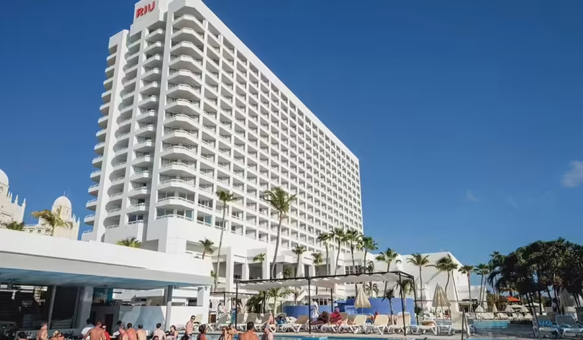 bar-pool-riu-palace-antillas_tcm55-254875