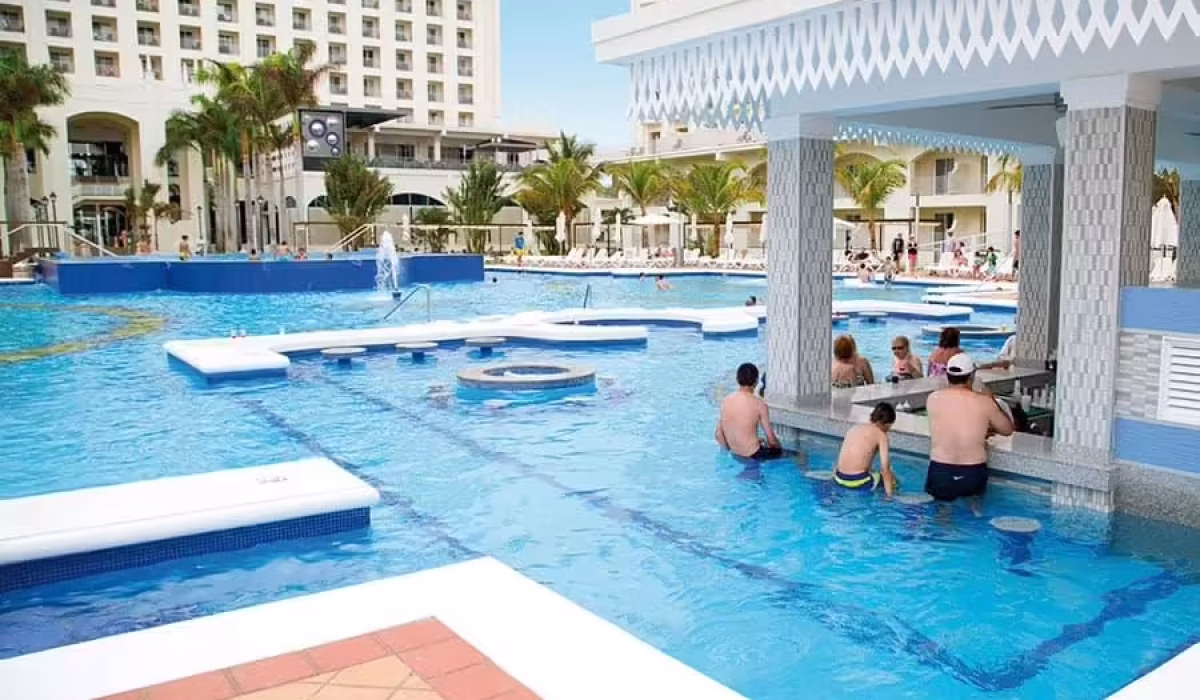 pool-bar-riu-palace-aruba_tcm55-228491